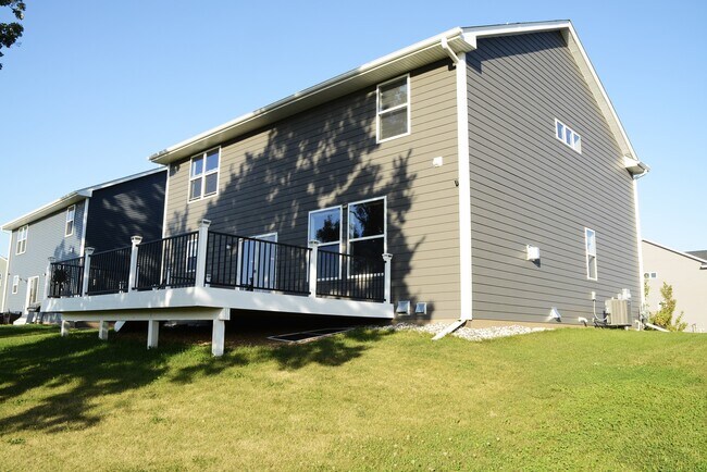 Building Photo - 1566 Edgebrook Ln