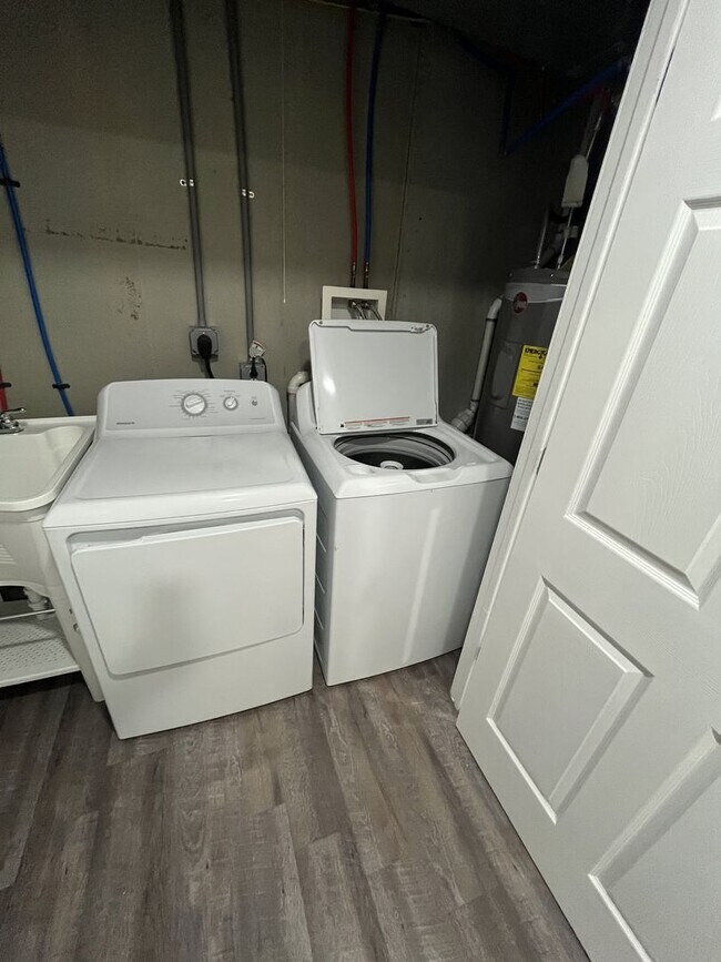 Building Photo - Beautifully Renovated 4 Bedroom | 3.5 Bathroom Home – Modern Finishes & Spacious Layout