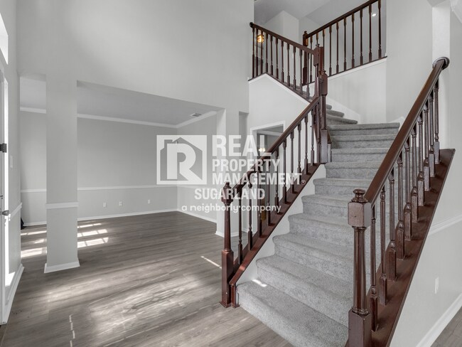 Building Photo - Executive Living in the Heart of Sugar Land