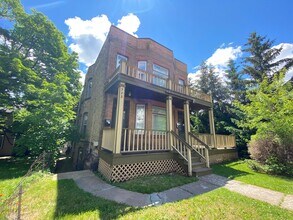 Building Photo - 922 E 5th St