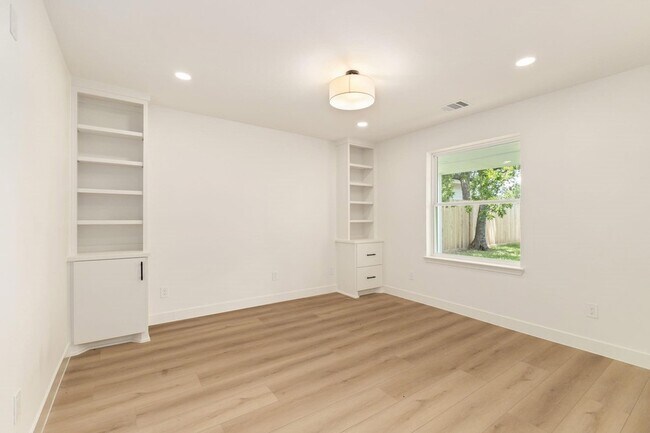 Building Photo - 7414 Janak Dr