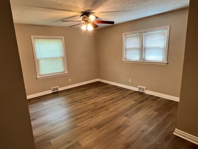 Building Photo - Updated home in Shively
