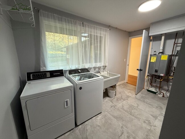 Building Photo - 1808 E 28th Ave