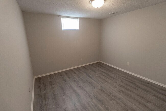 Building Photo - 215 Wheaton Ct