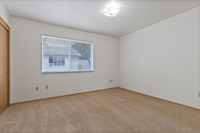 Building Photo - 2 Bedroom Townhouse