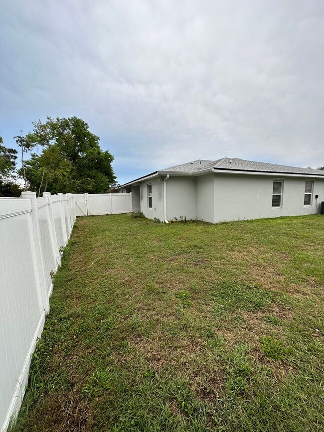 Building Photo - 2027/2029 Guava Drive