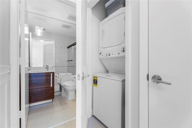 Building Photo - 2020 N Bayshore Dr