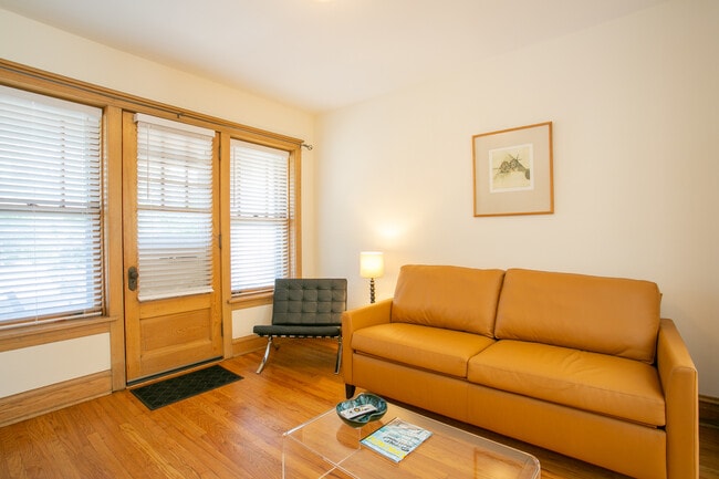 Building Photo - 3338 N Wolcott Ave