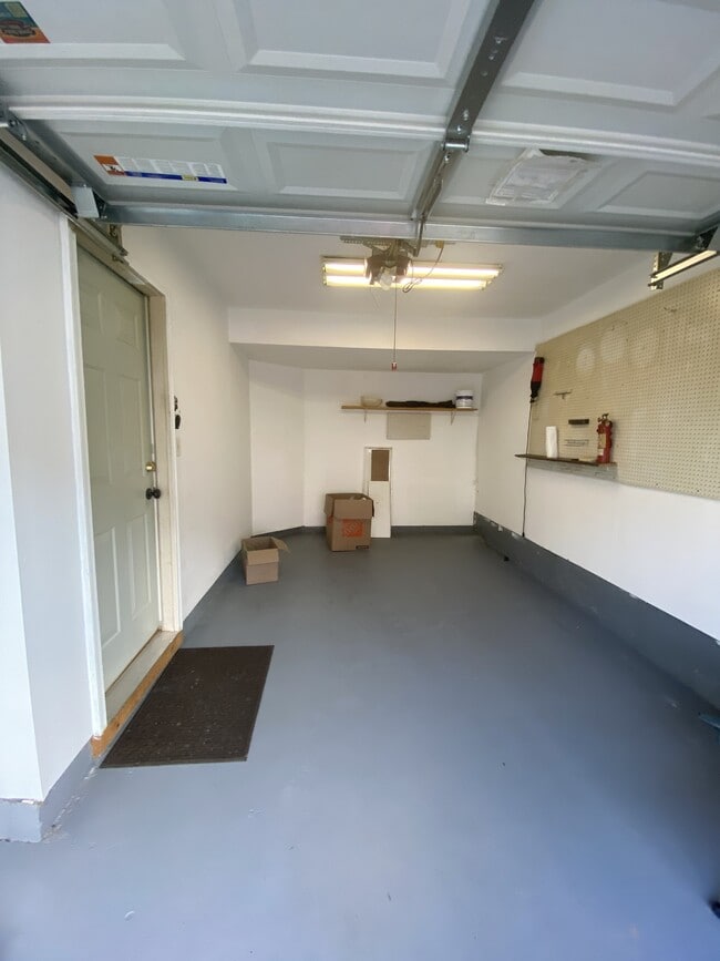 Building Photo - 20 Bruce Dr