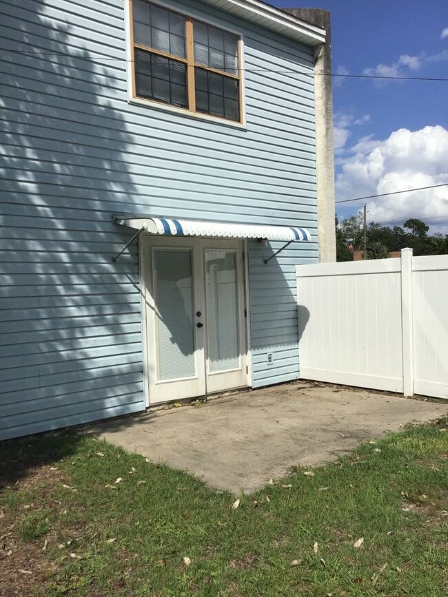 Building Photo - 2 Bedroom 2 Bath Townhouse