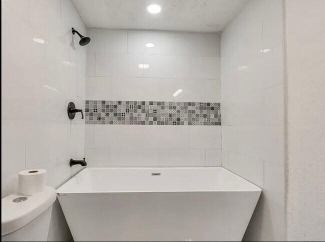 Building Photo - Fully Remolded 2bed/2bath with a Versatile...