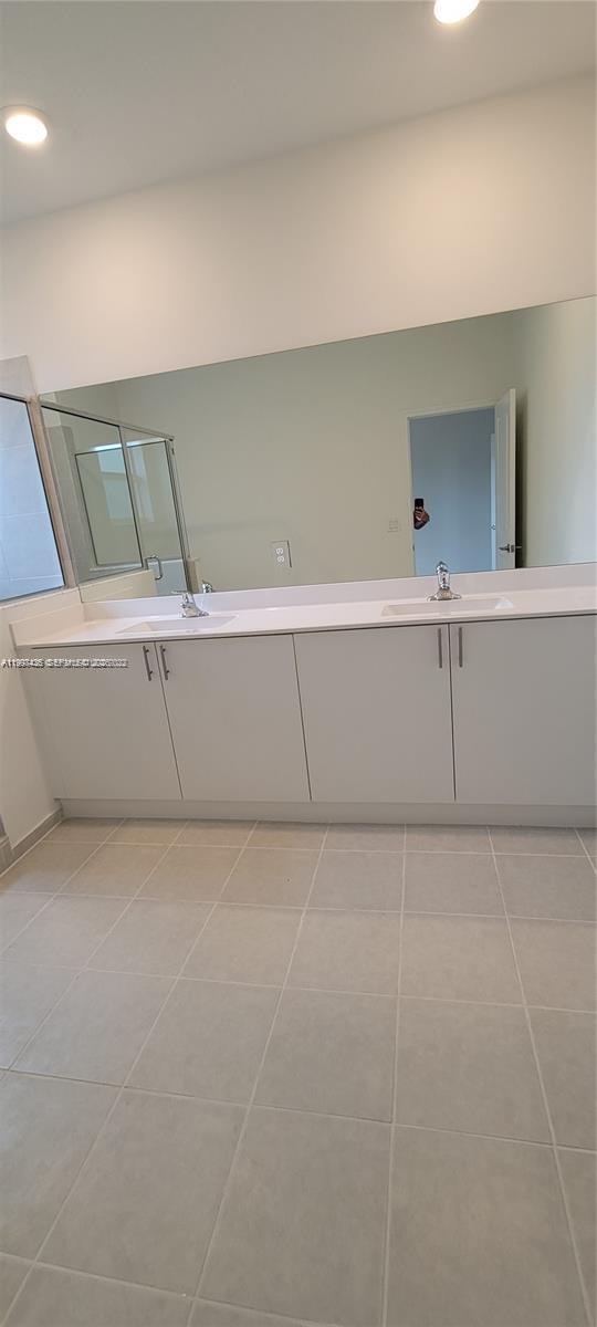 Building Photo - 1010 SE 26th Ter