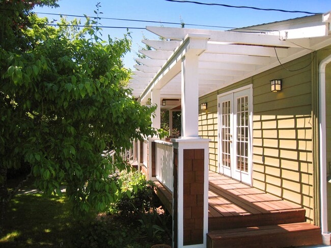 Building Photo - 3bd/1.75ba Seattle Home