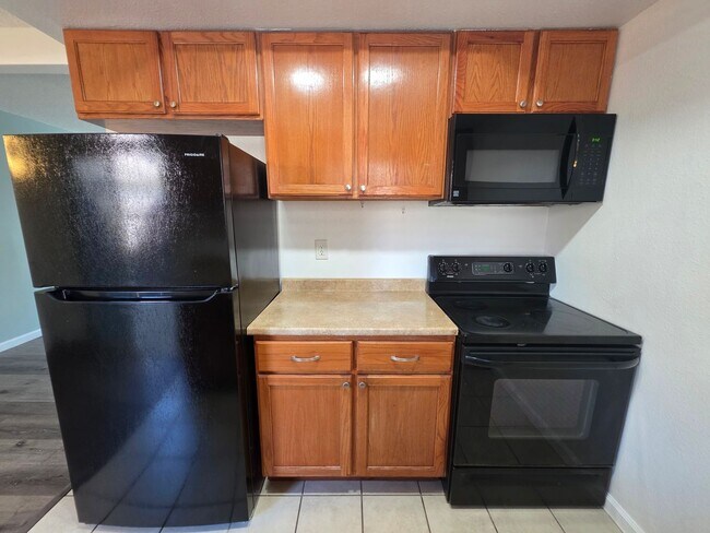 Building Photo - Gareth Ln - Triplex