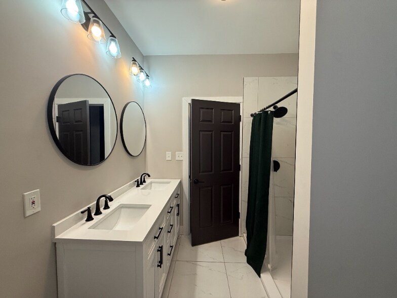 Building Photo - 466 Dayton St