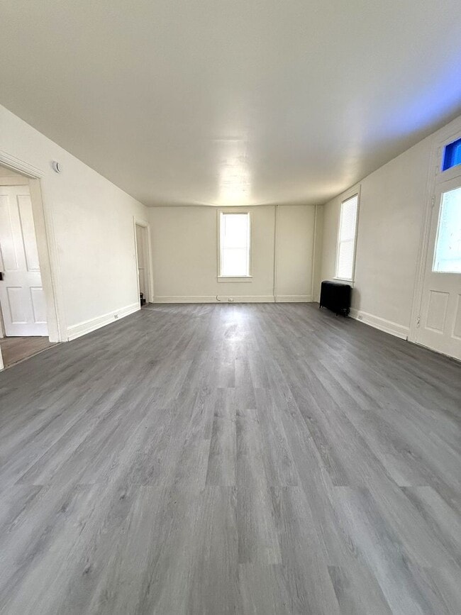 Building Photo - 704 W Main St