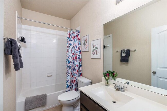 Building Photo - 2880 Donnell Dr