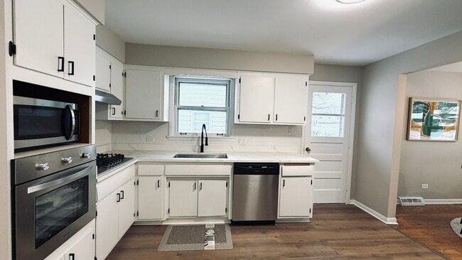 Building Photo - 9323 80th Ct