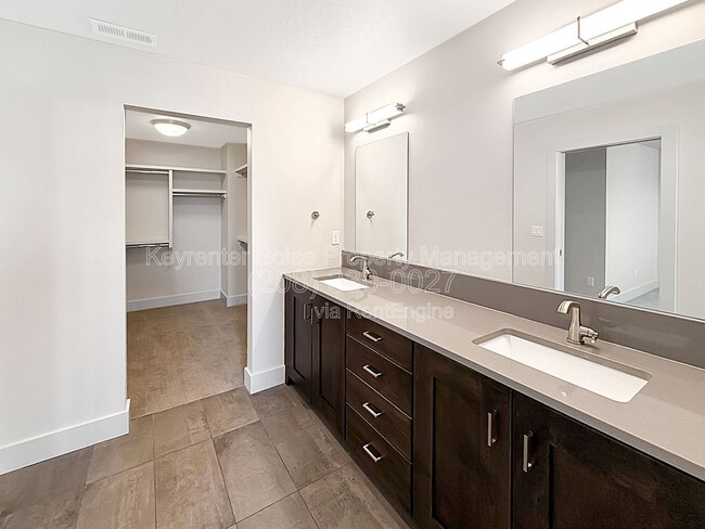 Building Photo - 3033 S Trailwood Way