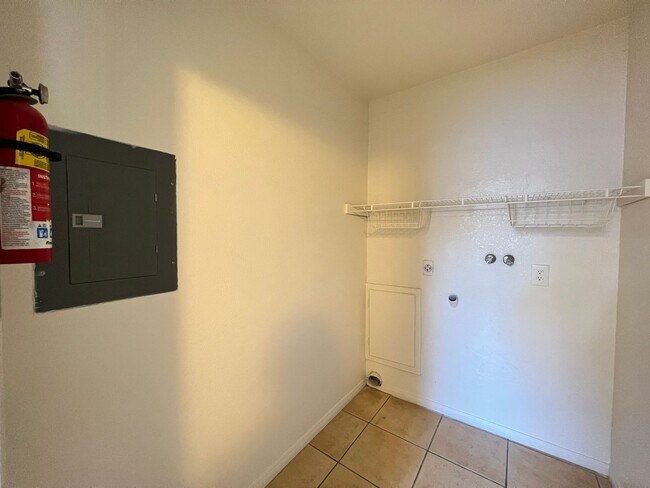 Building Photo - Sierra Oeste