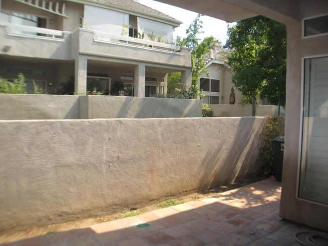 Building Photo - Arbor Park 2 Bedroom Lower Unit Condo in V...