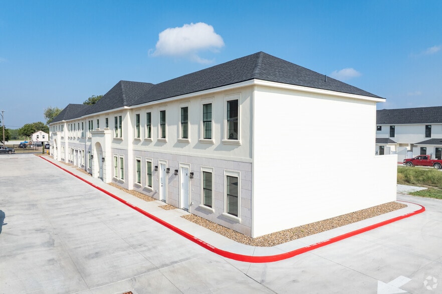 Primary Photo - Palm Court Townhomes