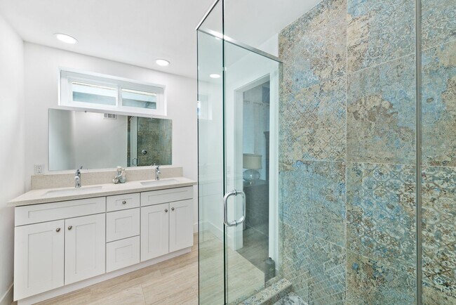 Building Photo - Fully Furnished, Oceanfront Boardwalk in Newport Beach