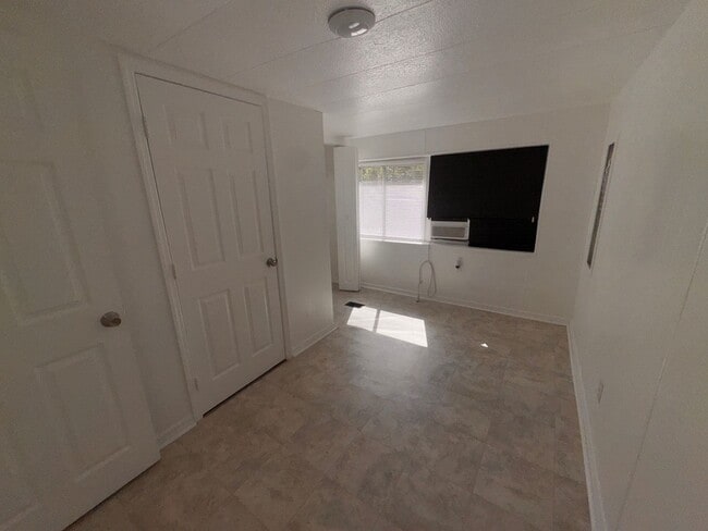 Building Photo - 1137 S Christiana Ave