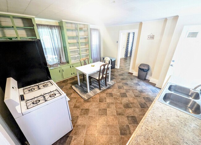 Building Photo - 6 Green St