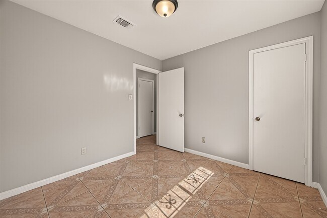 Building Photo - 10607 Bainbridge St