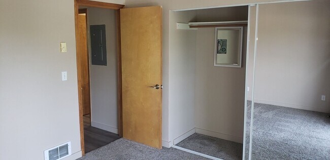 Building Photo - Affordable 1 bedroom in town