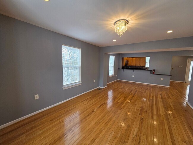 Building Photo - Lovely 3 BR/2.5 BA Single-Family Home in O...
