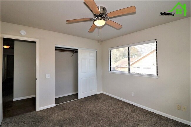 Building Photo - 866 Spaniel Dr