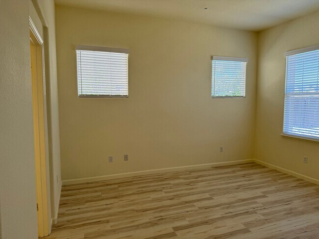 Building Photo - 877 Emerald Hills Cir