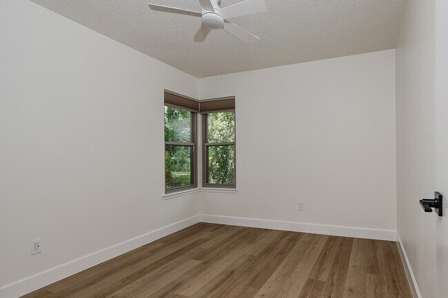 Building Photo - 21 N Mossrock Rd