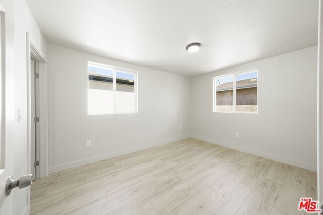 Building Photo - 737 E 82nd St