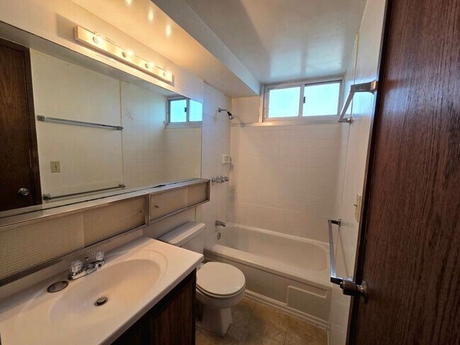 Building Photo - Pearlridge Square - Studio, 1 bath unit w/ 1 covered parking stall