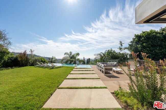 Building Photo - 2501 Banyan Dr