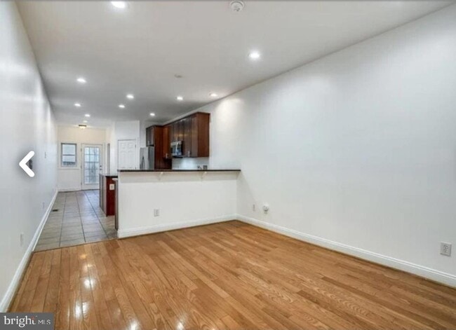 Building Photo - 111 E Cross St