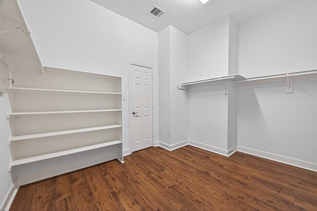 Building Photo - 2308 Bastrop St