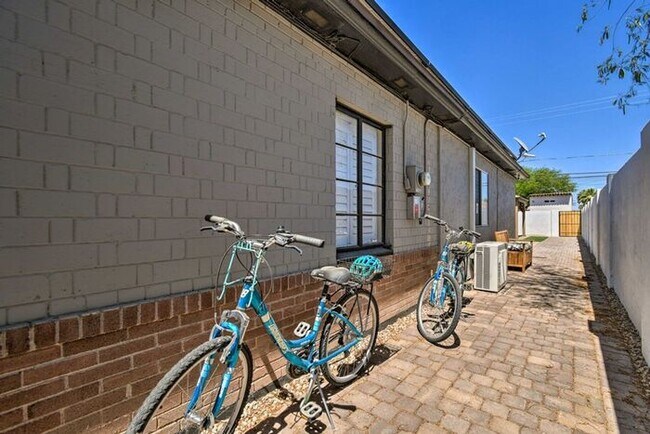Building Photo - 4 Bed, 3 Bath, stunning home, located in t...