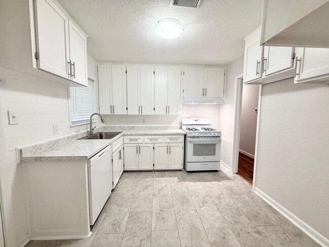 Building Photo - Adorable 3/1/1 Home in Lake Jackson !