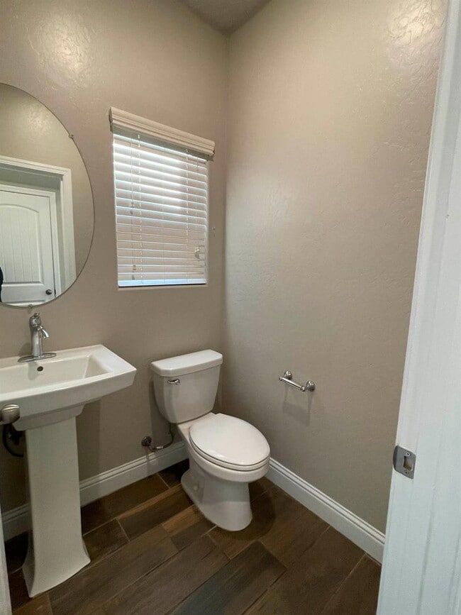 Building Photo - Modern Living Meets Clovis Charm!