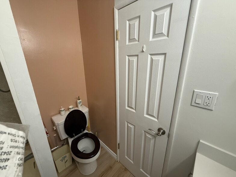 Private Bathroom - 508 E Grove Ave