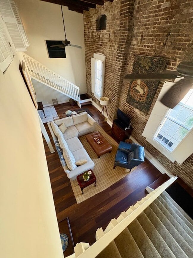 Building Photo - Historic Downtown Fully Furnished 2 Bedroom Condo