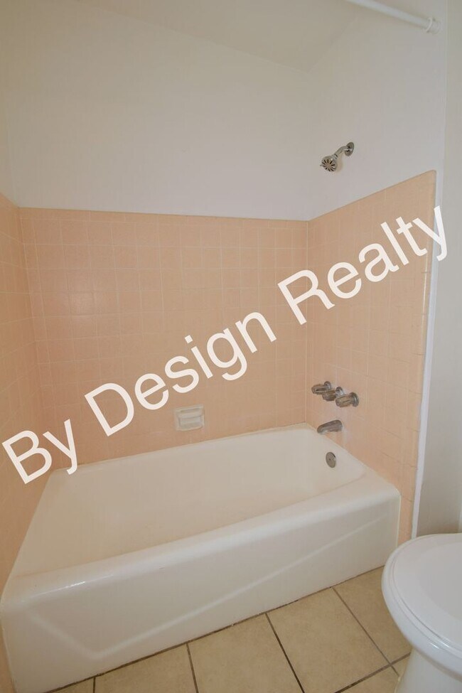 Building Photo - 3 Bed 2 Bath Midtown Duplex with Covered Parking & Storage