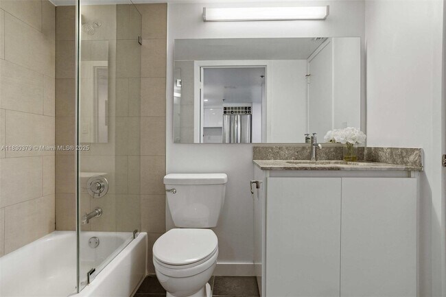 Building Photo - 540 Brickell Key Dr