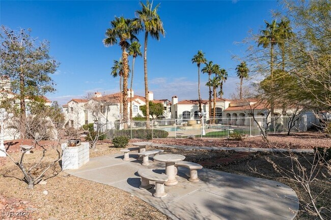 Building Photo - 698 S Racetrack Rd