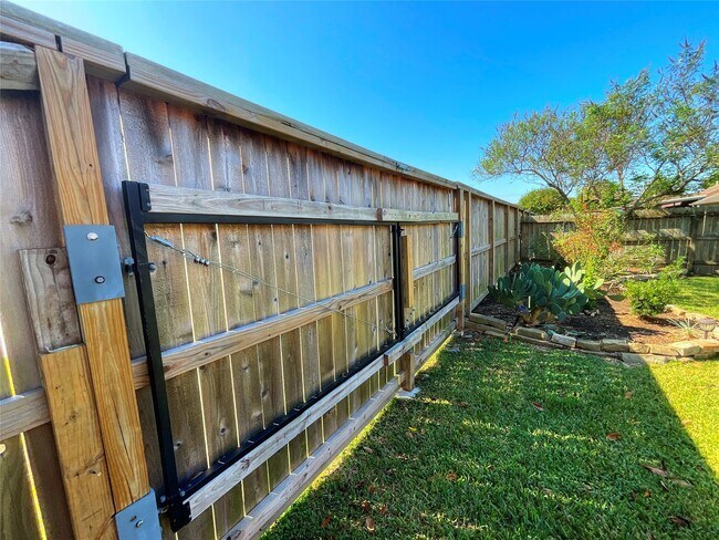 Building Photo - 9509 Dry Springs Dr