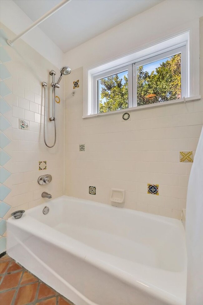 Building Photo - ALL THE CHARM! - Siesta Key 1+ acre on the Bay - 3 bed/ 2 bath pool home